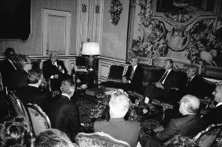 Il Presidente della Repubblica Francesco Cossiga riceve in udienza Pasquale Buccomino, editore della Nuova CEI Informatica, con i componenti della Direzione scientifica della casa Editrice, per presentare i primi due volumi dell'opera "Il Parlamento italiano 1861-1988"