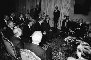Il Presidente della Repubblica Francesco Cossiga riceve in udienza Pasquale Buccomino, editore della Nuova CEI Informatica, con i componenti della Direzione scientifica della casa Editrice, per presentare i primi due volumi dell'opera "Il Parlamento italiano 1861-1988"
