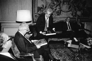 Il Presidente della Repubblica Francesco Cossiga riceve in udienza Pasquale Buccomino, editore della Nuova CEI Informatica, con i componenti della Direzione scientifica della casa Editrice, per presentare i primi due volumi dell'opera "Il Parlamento italiano 1861-1988"