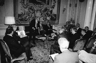Il Presidente della Repubblica Francesco Cossiga riceve in udienza Pasquale Buccomino, editore della Nuova CEI Informatica, con i componenti della Direzione scientifica della casa Editrice, per presentare i primi due volumi dell'opera "Il Parlamento italiano 1861-1988"