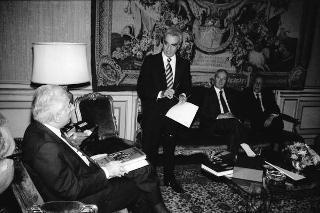Il Presidente della Repubblica Francesco Cossiga riceve in udienza Pasquale Buccomino, editore della Nuova CEI Informatica, con i componenti della Direzione scientifica della casa Editrice, per presentare i primi due volumi dell'opera "Il Parlamento italiano 1861-1988"