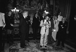 Il Presidente della Repubblica Francesco Cossiga riceve in udienza Pietro Cravero, presidente nazionale della Federazione italiana Associazione donatori di sangue, con una delegazione dell'Associazione donatori  di Vicenza