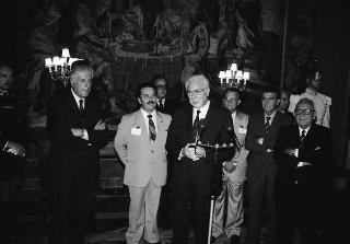 Il Presidente della Repubblica Francesco Cossiga riceve in udienza Pietro Cravero, presidente nazionale della Federazione italiana Associazione donatori di sangue, con una delegazione dell'Associazione donatori  di Vicenza