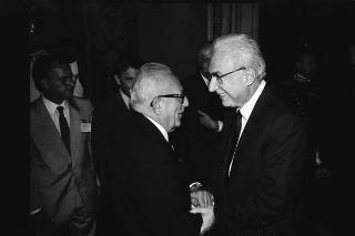 Il Presidente della Repubblica Francesco Cossiga riceve in udienza Pietro Cravero, presidente nazionale della Federazione italiana Associazione donatori di sangue, con una delegazione dell'Associazione donatori  di Vicenza