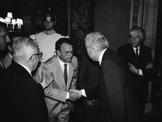 Il Presidente della Repubblica Francesco Cossiga riceve in udienza Pietro Cravero, presidente nazionale della Federazione italiana Associazione donatori di sangue, con una delegazione dell'Associazione donatori  di Vicenza