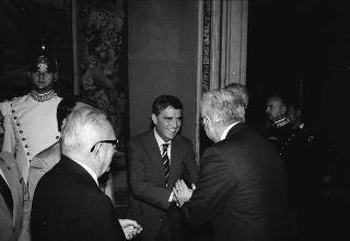 Il Presidente della Repubblica Francesco Cossiga riceve in udienza Pietro Cravero, presidente nazionale della Federazione italiana Associazione donatori di sangue, con una delegazione dell'Associazione donatori  di Vicenza