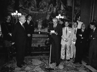 Il Presidente della Repubblica Francesco Cossiga riceve in udienza Pietro Cravero, presidente nazionale della Federazione italiana Associazione donatori di sangue, con una delegazione dell'Associazione donatori  di Vicenza