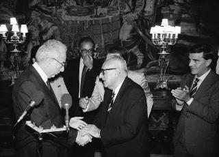 Il Presidente della Repubblica Francesco Cossiga riceve in udienza Pietro Cravero, presidente nazionale della Federazione italiana Associazione donatori di sangue, con una delegazione dell'Associazione donatori  di Vicenza
