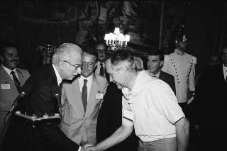 Il Presidente della Repubblica Francesco Cossiga riceve in udienza Pietro Cravero, presidente nazionale della Federazione italiana Associazione donatori di sangue, con una delegazione dell'Associazione donatori  di Vicenza
