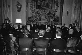 Il Presidente della Repubblica Francesco Cossiga riceve in udienza riceve l'Ammiraglio di Squadra Mario Bini, presidente della Lega Navale Italiana, con i membri della Presidenza e del consiglio direttivo del sodalizio