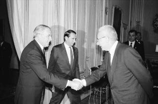 Il Presidente della Repubblica Francesco Cossiga riceve in udienza riceve l'Ammiraglio di Squadra Mario Bini, presidente della Lega Navale Italiana, con i membri della Presidenza e del consiglio direttivo del sodalizio