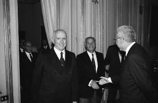 Il Presidente della Repubblica Francesco Cossiga riceve in udienza riceve l'Ammiraglio di Squadra Mario Bini, presidente della Lega Navale Italiana, con i membri della Presidenza e del consiglio direttivo del sodalizio