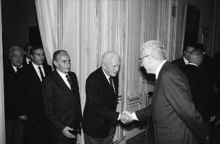 Il Presidente della Repubblica Francesco Cossiga riceve in udienza riceve l'Ammiraglio di Squadra Mario Bini, presidente della Lega Navale Italiana, con i membri della Presidenza e del consiglio direttivo del sodalizio