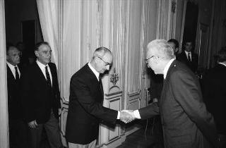 Il Presidente della Repubblica Francesco Cossiga riceve in udienza riceve l'Ammiraglio di Squadra Mario Bini, presidente della Lega Navale Italiana, con i membri della Presidenza e del consiglio direttivo del sodalizio