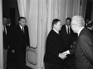 Il Presidente della Repubblica Francesco Cossiga riceve in udienza riceve l'Ammiraglio di Squadra Mario Bini, presidente della Lega Navale Italiana, con i membri della Presidenza e del consiglio direttivo del sodalizio