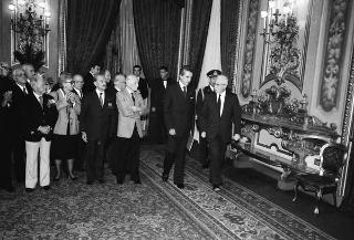 Il Presidente della Repubblica Francesco Cossiga incontra Vittore Catella, presidente dell'Istituto del Nastro Azzurro, con i partecipanti al XXI Congresso nazionale del sodalizio