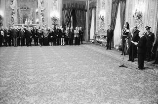 Il Presidente della Repubblica Francesco Cossiga incontra Vittore Catella, presidente dell'Istituto del Nastro Azzurro, con i partecipanti al XXI Congresso nazionale del sodalizio