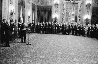 Il Presidente della Repubblica Francesco Cossiga incontra Vittore Catella, presidente dell'Istituto del Nastro Azzurro, con i partecipanti al XXI Congresso nazionale del sodalizio