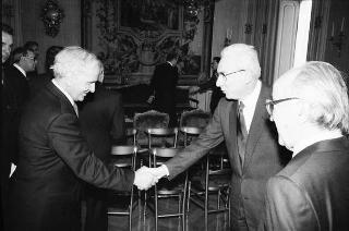 Il Presidente della Repubblica Francesco Cossiga riceve in udienza l'on. Antonio Gava, ministro dell'interno, con i prefetti di nuova nomina