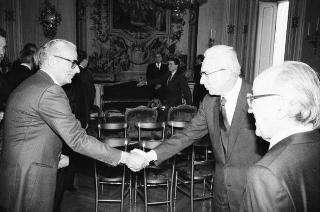 Il Presidente della Repubblica Francesco Cossiga riceve in udienza l'on. Antonio Gava, ministro dell'interno, con i prefetti di nuova nomina