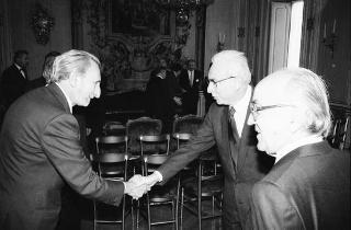 Il Presidente della Repubblica Francesco Cossiga riceve in udienza l'on. Antonio Gava, ministro dell'interno, con i prefetti di nuova nomina