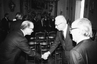 Il Presidente della Repubblica Francesco Cossiga riceve in udienza l'on. Antonio Gava, ministro dell'interno, con i prefetti di nuova nomina