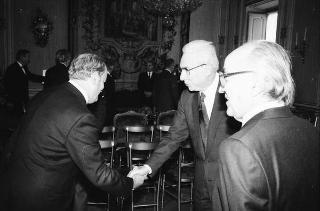 Il Presidente della Repubblica Francesco Cossiga riceve in udienza l'on. Antonio Gava, ministro dell'interno, con i prefetti di nuova nomina