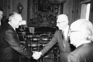 Il Presidente della Repubblica Francesco Cossiga riceve in udienza l'on. Antonio Gava, ministro dell'interno, con i prefetti di nuova nomina