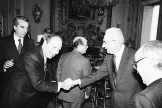 Il Presidente della Repubblica Francesco Cossiga riceve in udienza l'on. Antonio Gava, ministro dell'interno, con i prefetti di nuova nomina