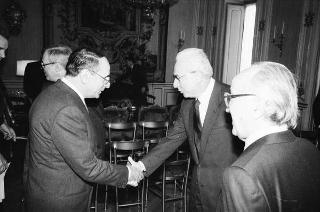 Il Presidente della Repubblica Francesco Cossiga riceve in udienza l'on. Antonio Gava, ministro dell'interno, con i prefetti di nuova nomina
