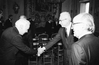 Il Presidente della Repubblica Francesco Cossiga riceve in udienza l'on. Antonio Gava, ministro dell'interno, con i prefetti di nuova nomina