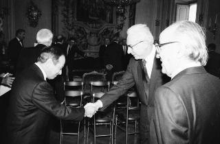 Il Presidente della Repubblica Francesco Cossiga riceve in udienza l'on. Antonio Gava, ministro dell'interno, con i prefetti di nuova nomina