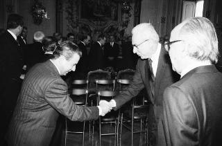 Il Presidente della Repubblica Francesco Cossiga riceve in udienza l'on. Antonio Gava, ministro dell'interno, con i prefetti di nuova nomina