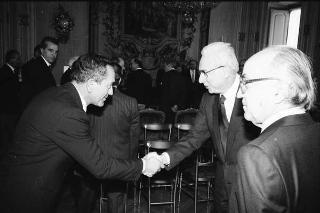 Il Presidente della Repubblica Francesco Cossiga riceve in udienza l'on. Antonio Gava, ministro dell'interno, con i prefetti di nuova nomina