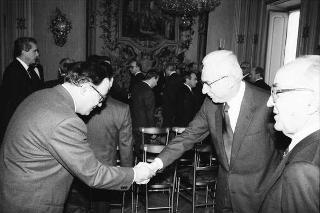Il Presidente della Repubblica Francesco Cossiga riceve in udienza l'on. Antonio Gava, ministro dell'interno, con i prefetti di nuova nomina