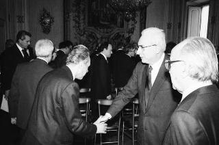 Il Presidente della Repubblica Francesco Cossiga riceve in udienza l'on. Antonio Gava, ministro dell'interno, con i prefetti di nuova nomina