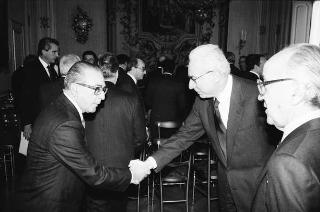 Il Presidente della Repubblica Francesco Cossiga riceve in udienza l'on. Antonio Gava, ministro dell'interno, con i prefetti di nuova nomina