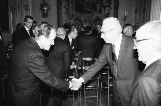 Il Presidente della Repubblica Francesco Cossiga riceve in udienza l'on. Antonio Gava, ministro dell'interno, con i prefetti di nuova nomina