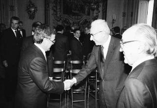 Il Presidente della Repubblica Francesco Cossiga riceve in udienza l'on. Antonio Gava, ministro dell'interno, con i prefetti di nuova nomina