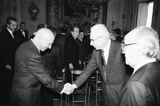 Il Presidente della Repubblica Francesco Cossiga riceve in udienza l'on. Antonio Gava, ministro dell'interno, con i prefetti di nuova nomina