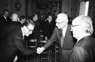 Il Presidente della Repubblica Francesco Cossiga riceve in udienza l'on. Antonio Gava, ministro dell'interno, con i prefetti di nuova nomina