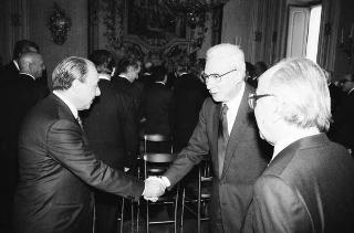 Il Presidente della Repubblica Francesco Cossiga riceve in udienza l'on. Antonio Gava, ministro dell'interno, con i prefetti di nuova nomina