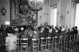 Il Presidente della Repubblica Francesco Cossiga riceve in udienza l'on. Antonio Gava, ministro dell'interno, con i prefetti di nuova nomina