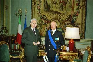 Il Presidente della Repubblica Francesco Cossiga riceve la visita di congedo dell'Ammiraglio di Squadra Marcello Vinciguerra