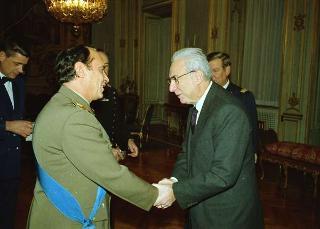 Il Presidente della Repubblica Francesco Cossiga riceve la visita di congedo del Tenente colonnello Claudio D'Arrigo, dirigente sanitario del Comando Carabinieri Guardie del Presidente della Repubblica