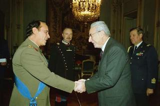 Il Presidente della Repubblica Francesco Cossiga riceve la visita di congedo del Tenente colonnello Claudio D'Arrigo, dirigente sanitario del Comando Carabinieri Guardie del Presidente della Repubblica