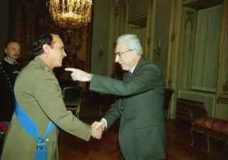 Il Presidente della Repubblica Francesco Cossiga riceve la visita di congedo del Tenente colonnello Claudio D'Arrigo, dirigente sanitario del Comando Carabinieri Guardie del Presidente della Repubblica
