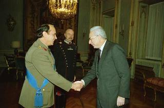 Il Presidente della Repubblica Francesco Cossiga riceve la visita di congedo del Tenente colonnello Claudio D'Arrigo, dirigente sanitario del Comando Carabinieri Guardie del Presidente della Repubblica