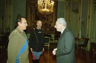 Il Presidente della Repubblica Francesco Cossiga riceve la visita di congedo del Tenente colonnello Claudio D'Arrigo, dirigente sanitario del Comando Carabinieri Guardie del Presidente della Repubblica