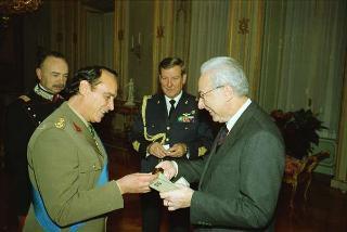 Il Presidente della Repubblica Francesco Cossiga riceve la visita di congedo del Tenente colonnello Claudio D'Arrigo, dirigente sanitario del Comando Carabinieri Guardie del Presidente della Repubblica